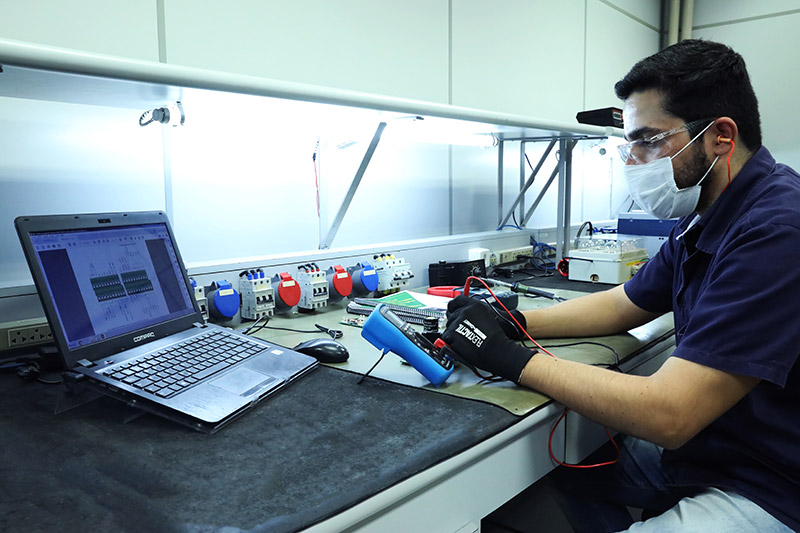 Técnico trabalhando em reparo de dispositivos - Digital LA Atibaia